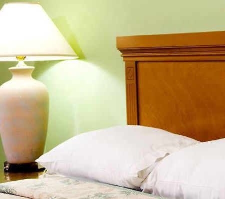 Shut Eye Hotel Alexander Bagian luar foto